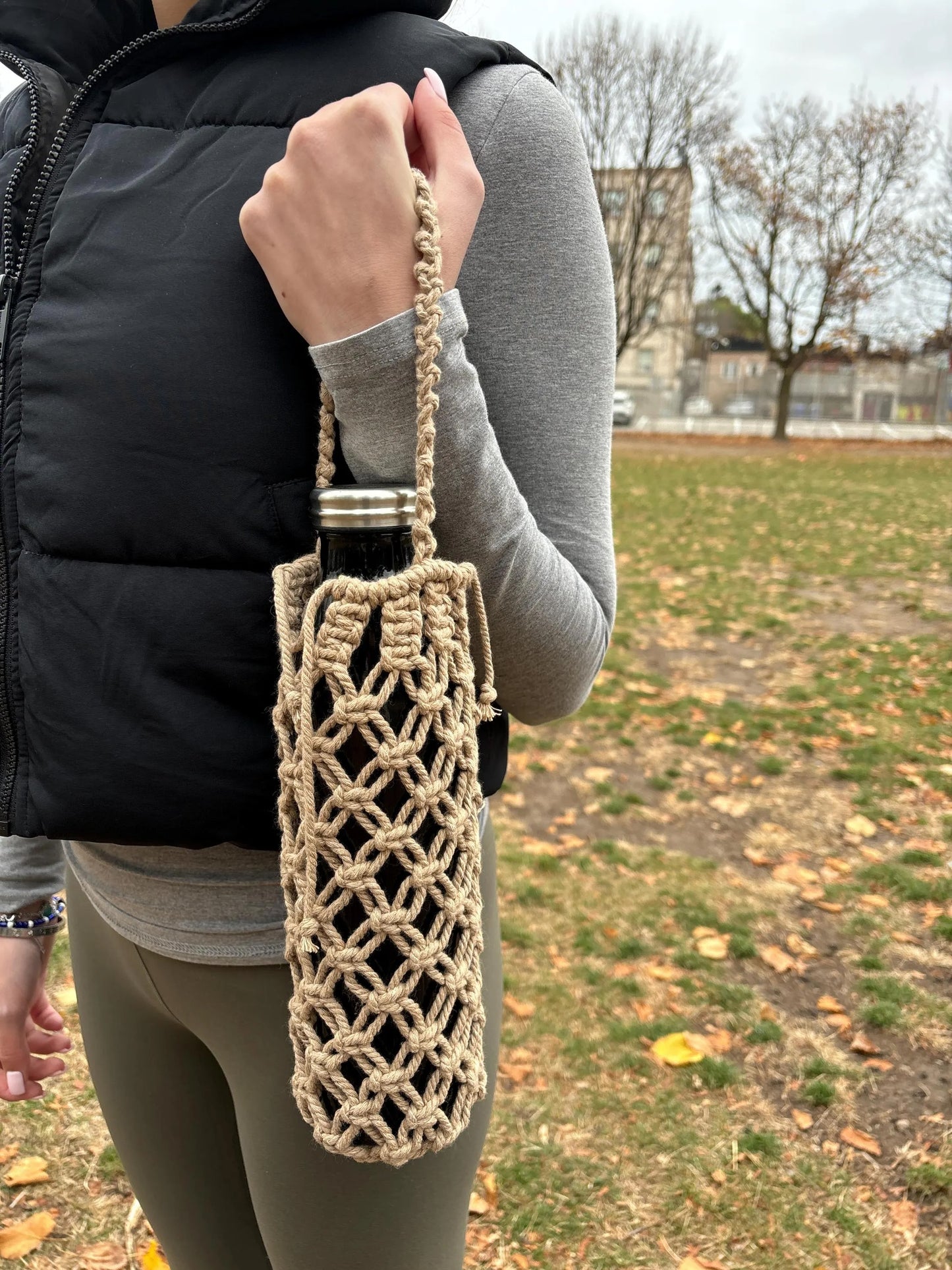 Eco-Friendly Macramé Water Bottle Holder – Boho Style, Hands-Free Functionality for All Ages